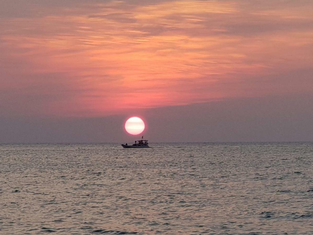 Omah Laut Bondo Jepara - By The Beach, Direct View Of The Sea, Great Base For Water Sports Margokerto Eksteriør bilde
